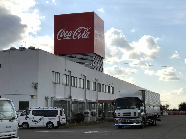 大型屋上広告塔（コカ・コーラウエスト株式会社様） 看板は新宮看板広告
